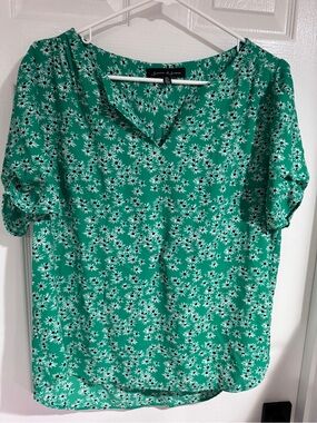 Lauren & Emma Green Floral V-Neck Blouse